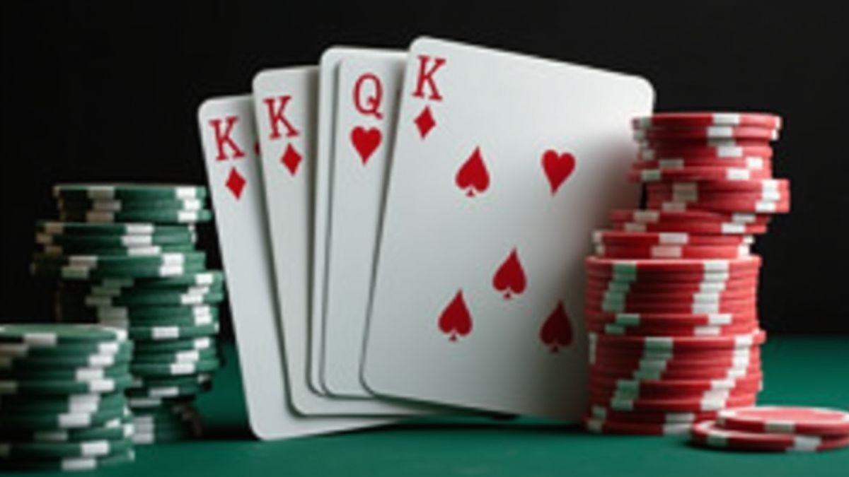 Cartes de poker avec jokers mis en évidence et jetons empilés.