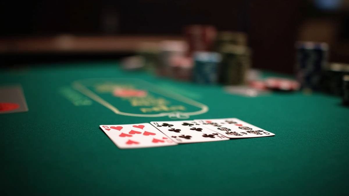 Een pokertafel met kaarten en chips die een winnende hand toont.