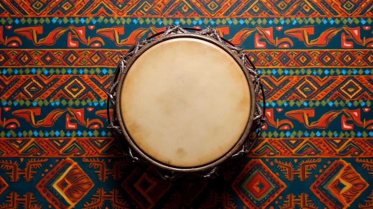 Un tambor africano con patrones tribales coloridos.