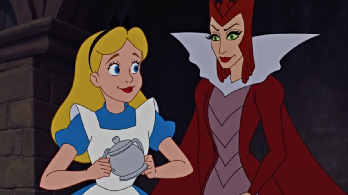 Alice tenant une théière avec la Reine Rouge en arrière-plan.
