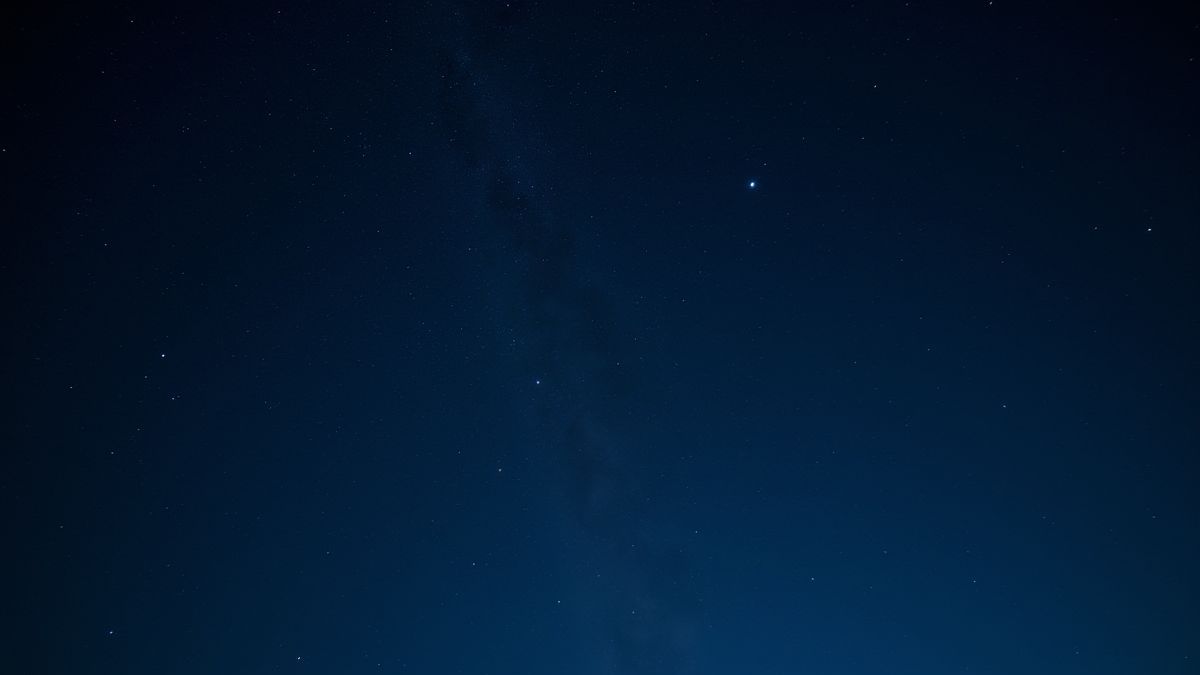 Een sterry sky met sterrenbeelden die oplichten tussen constellaties.