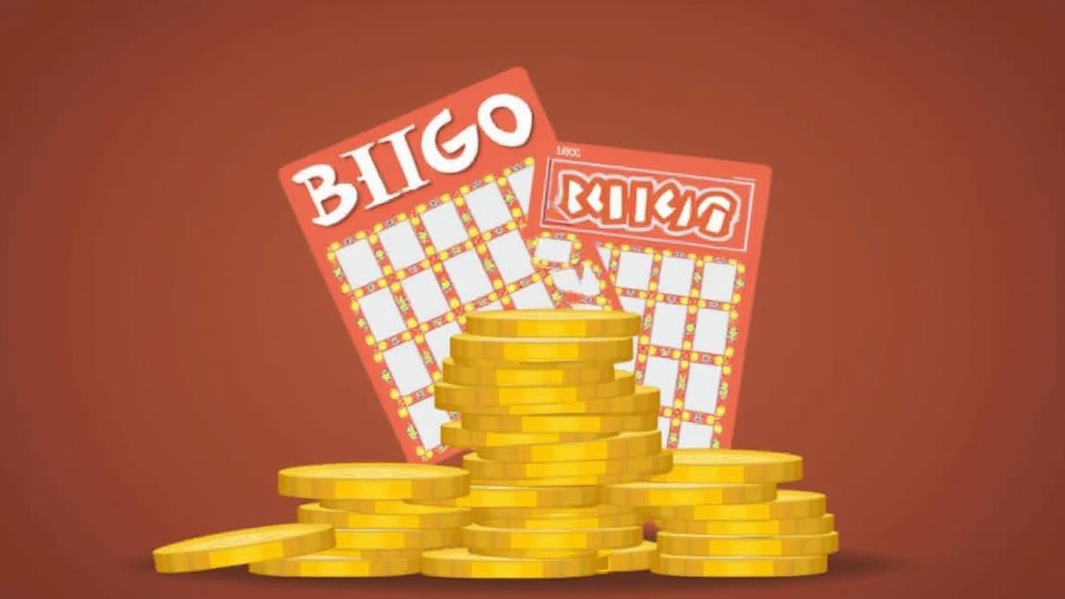 Stapel von Goldmünzen und einer Bingo-Karte.