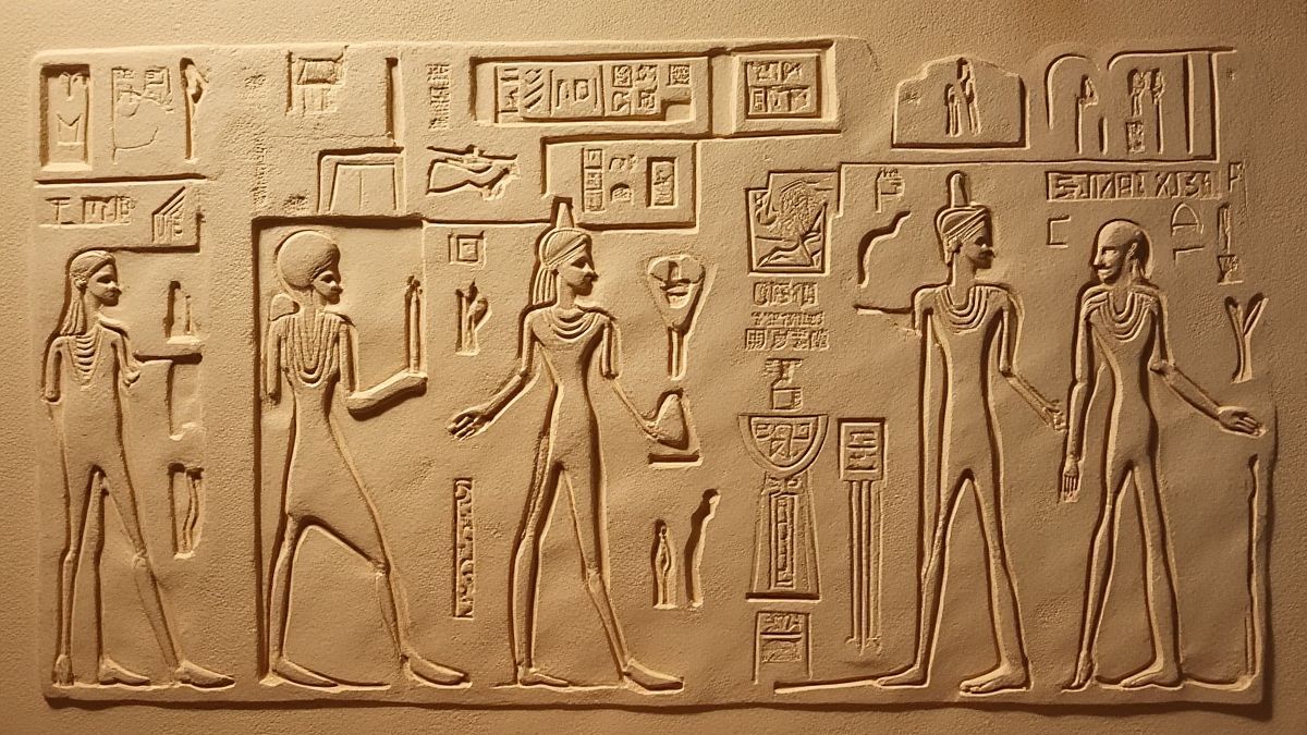 Jeroglíficos egipcios tallados en paredes de piedra.