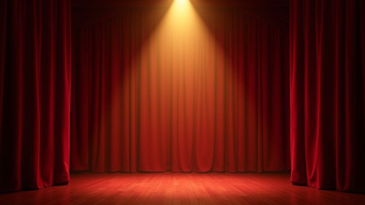 Cortinas de veludo vintage iluminadas com um foco dourado.