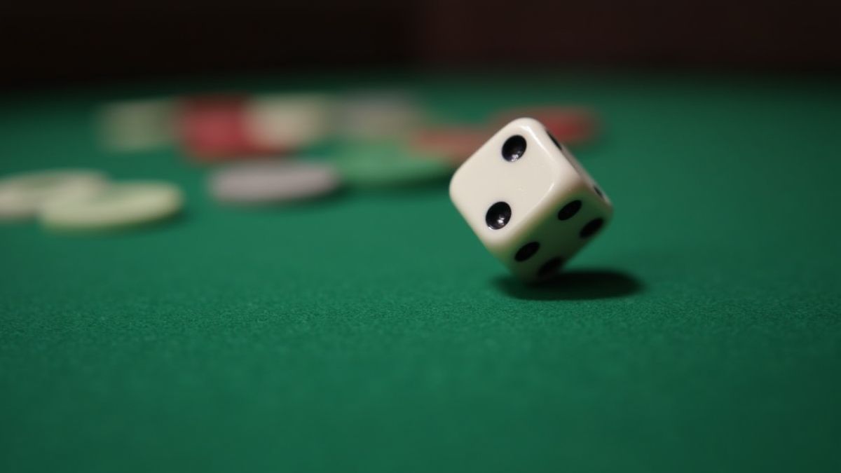 Dados rodando en una mesa de casino.