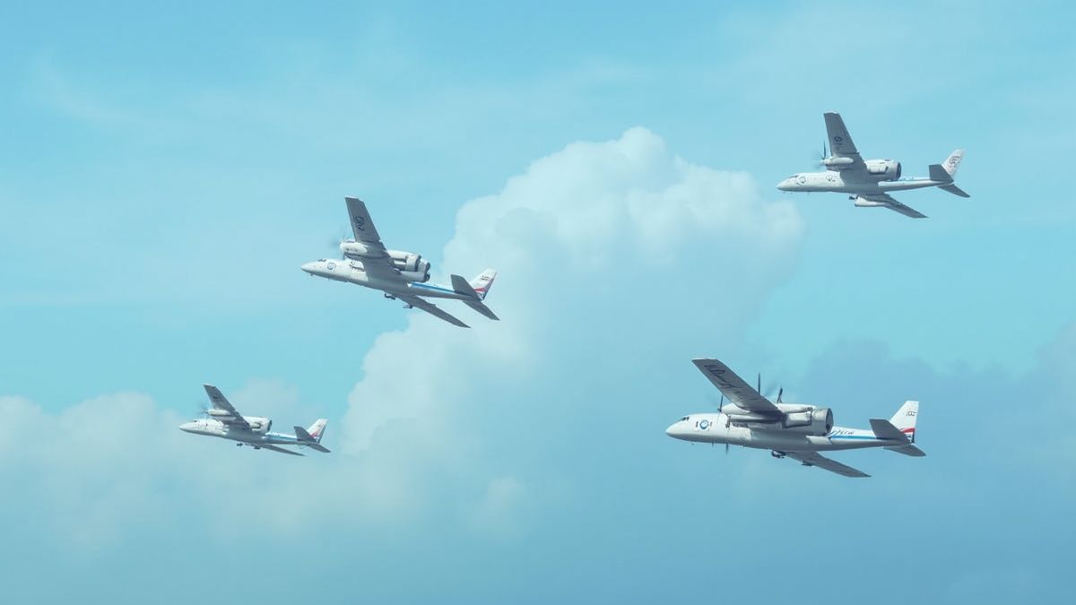 Vintage-Flugzeuge, die über einen blauen Himmel mit Wolken fliegen.