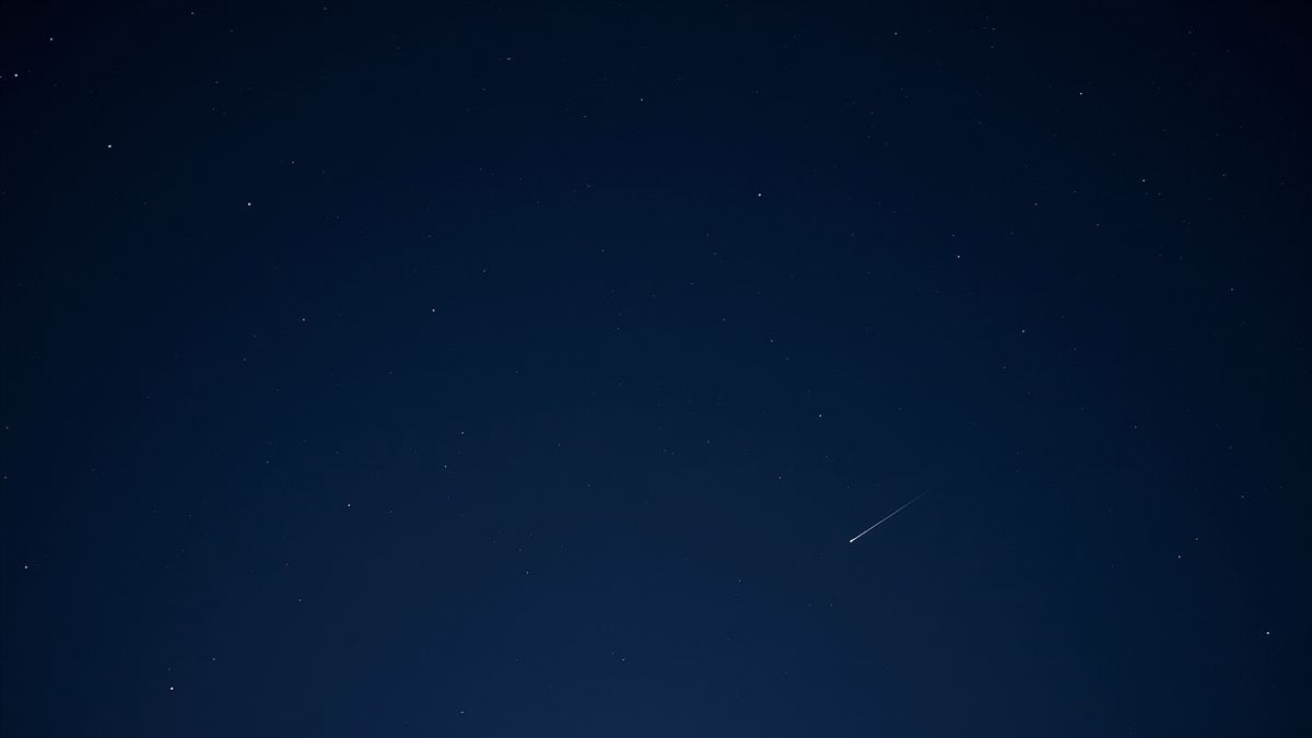 Cielo nocturno estrellado con estrellas brillantes.