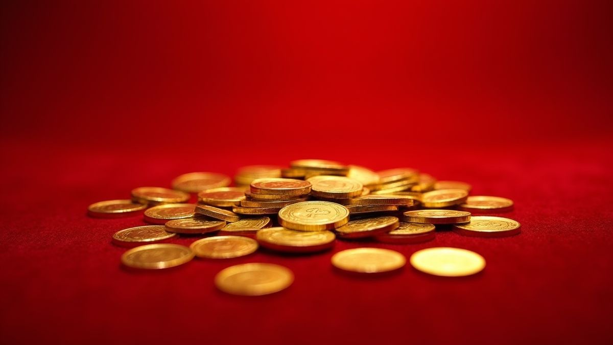 Monedas doradas sobre un fondo rojo aterciopelado.
