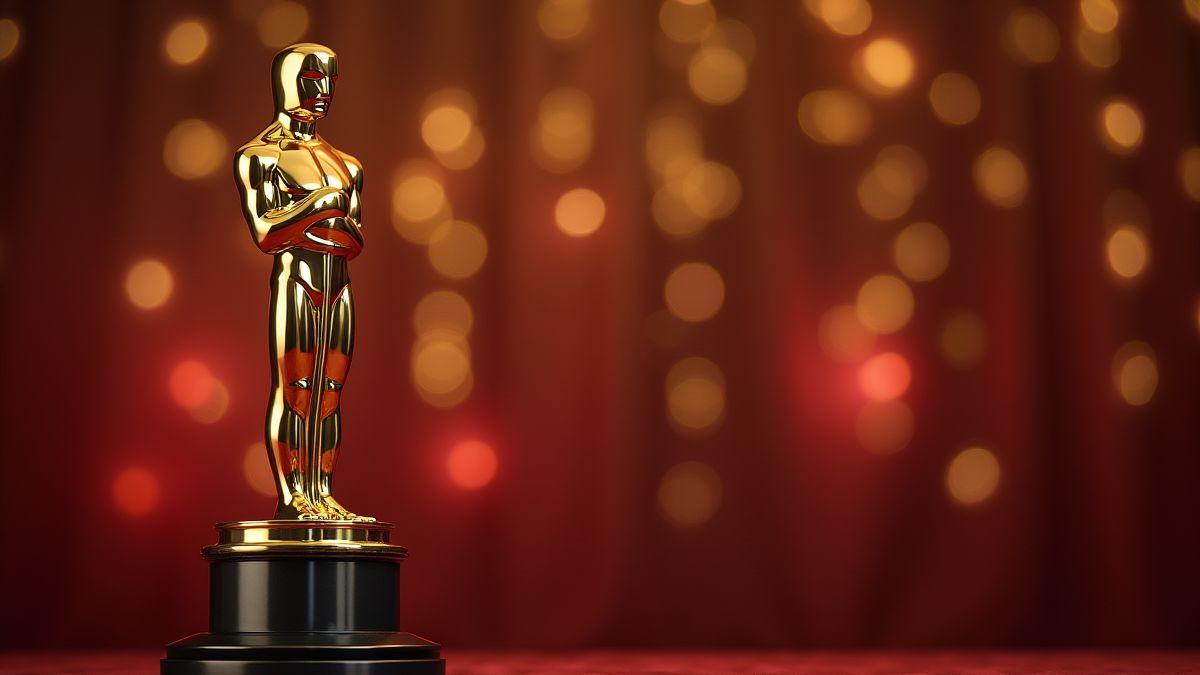 Goldene Statue in einer glamourösen Hollywood-Umgebung.