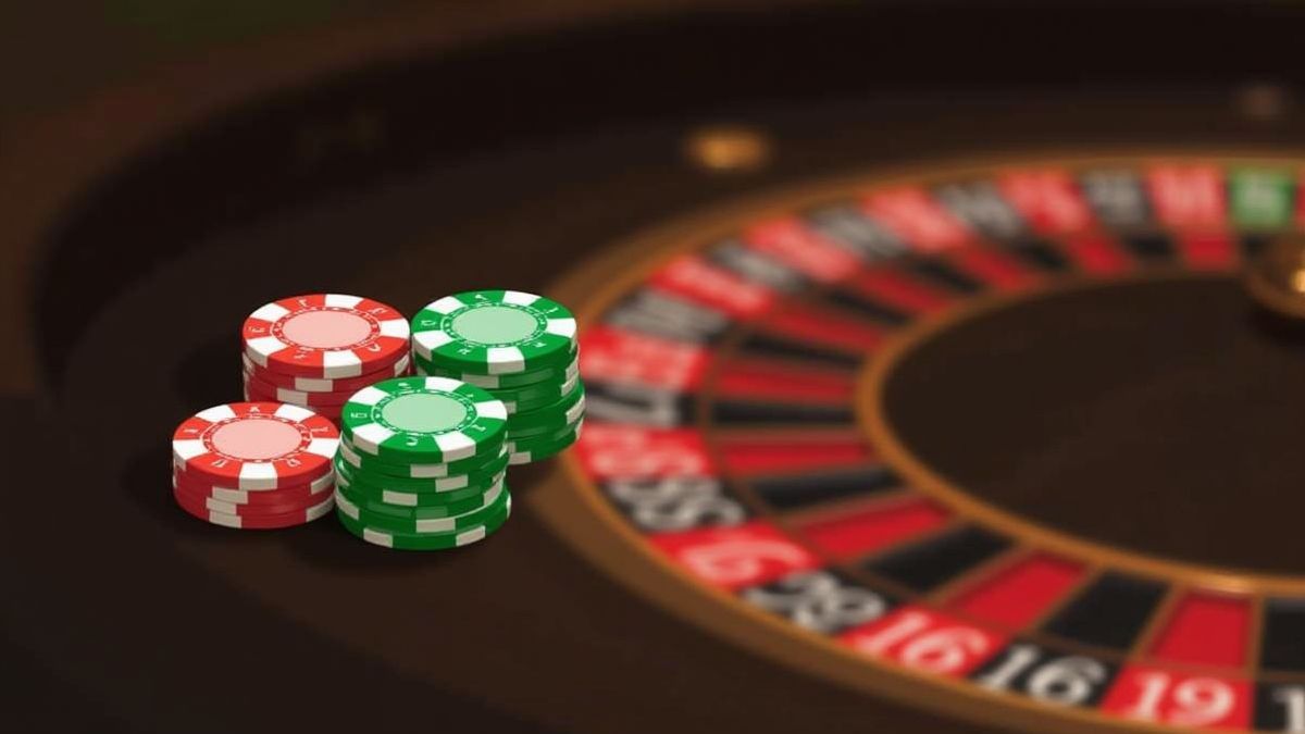 Fichas y rueda de ruleta con números destacados.