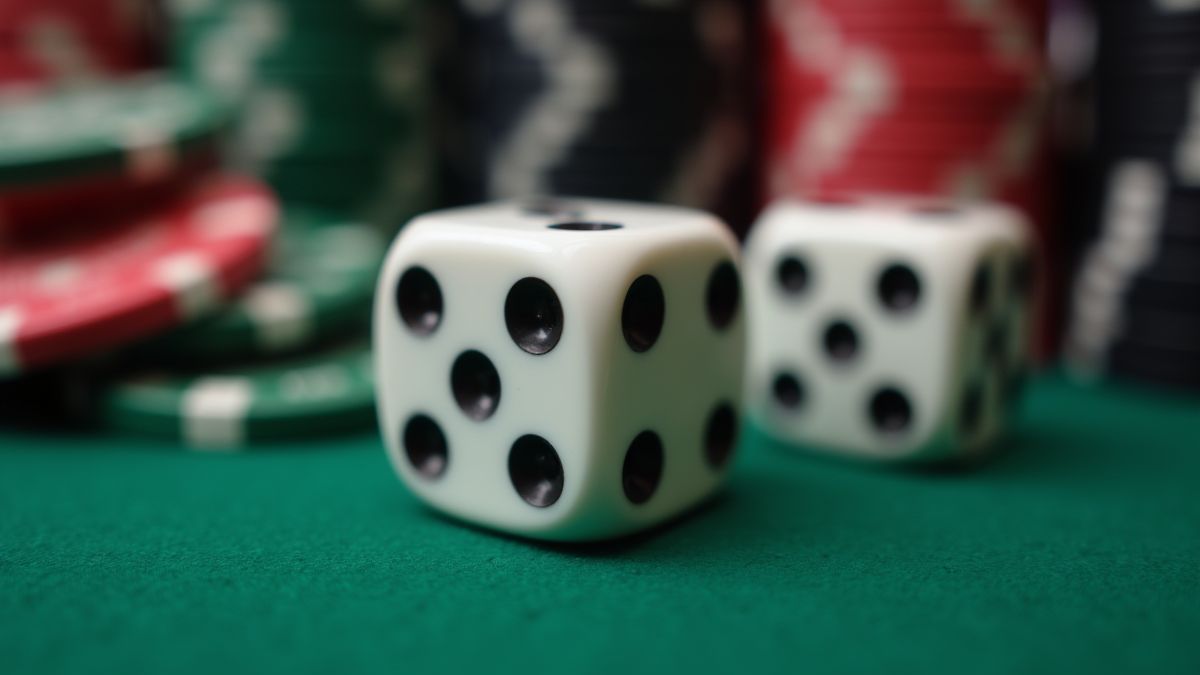 Dados e fichas de cassino em uma mesa de jogo.