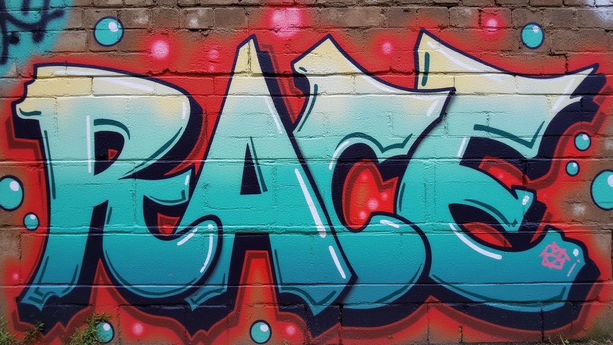 Arte graffiti en una pared de ladrillos con colores vibrantes.