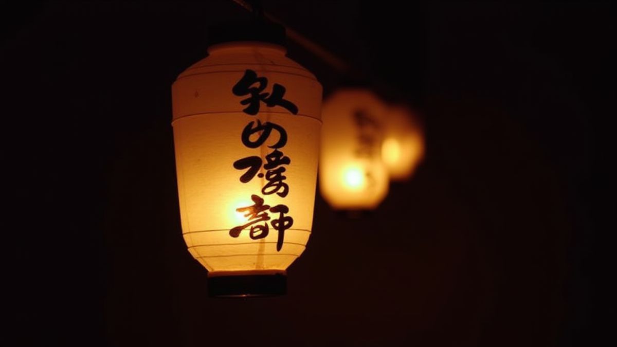 Lanternes coréennes illuminées dans une ambiance sombre.