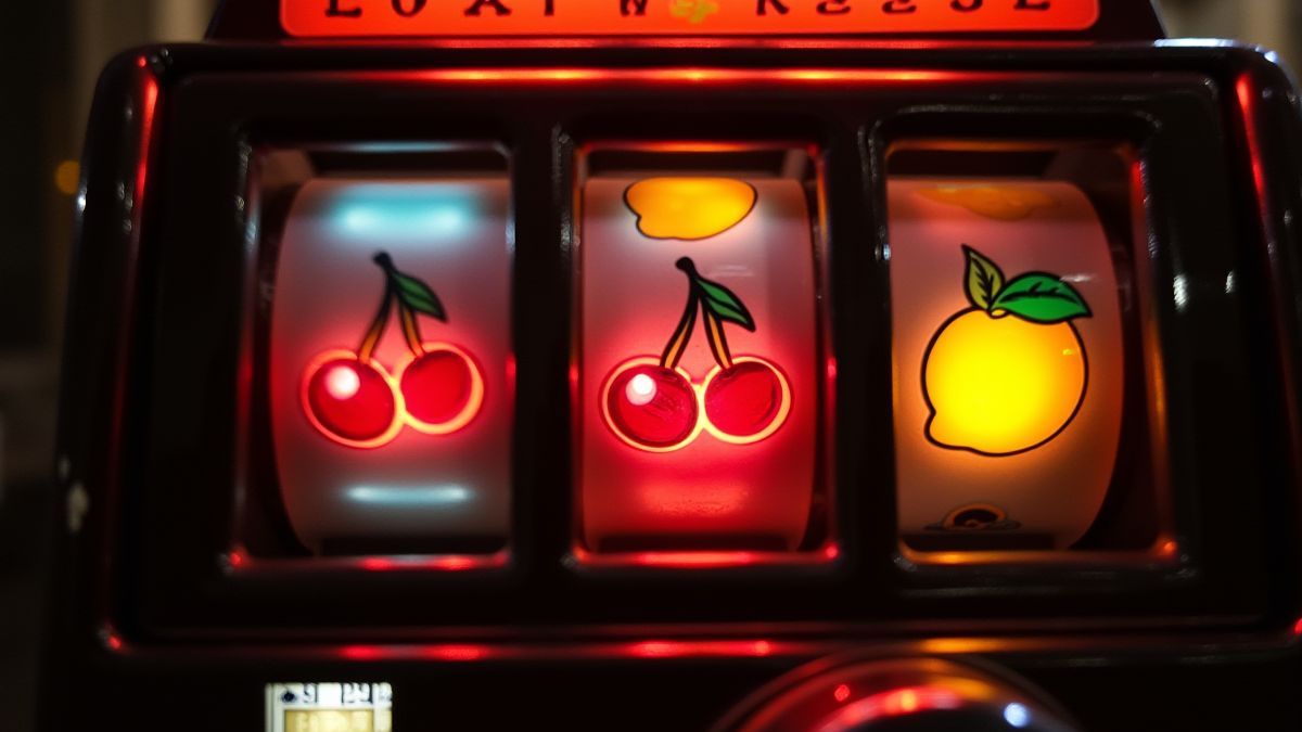 Máquina tragamonedas clásica con frutas como cerezas y limones.