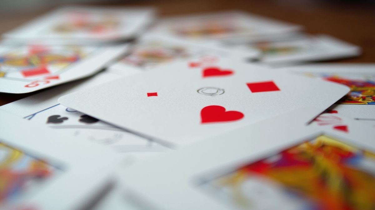 Cartes pour le jeu Hi-Low dans la machine à sous.